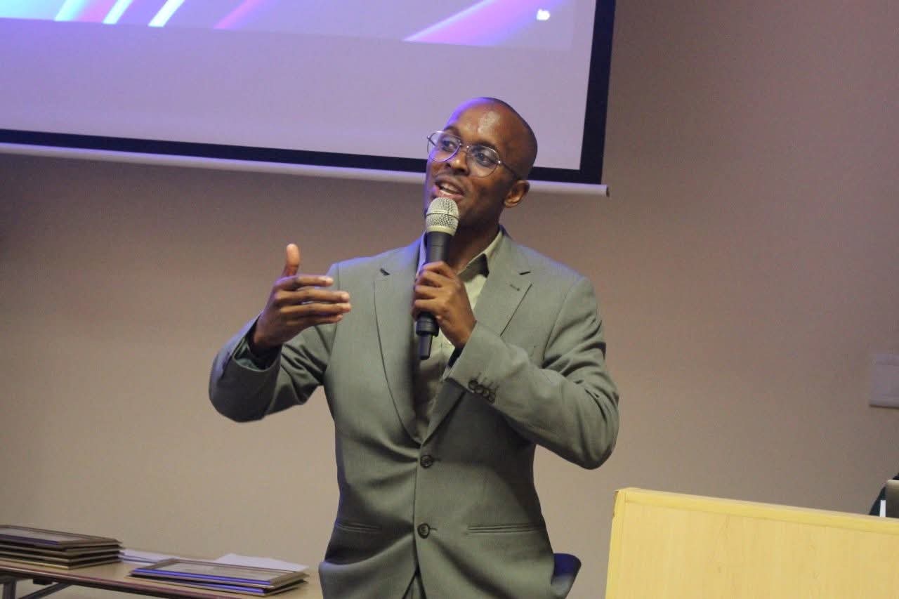 Uzukanye Xulubana addressing an audience at a Ndiyakhanya Institute session